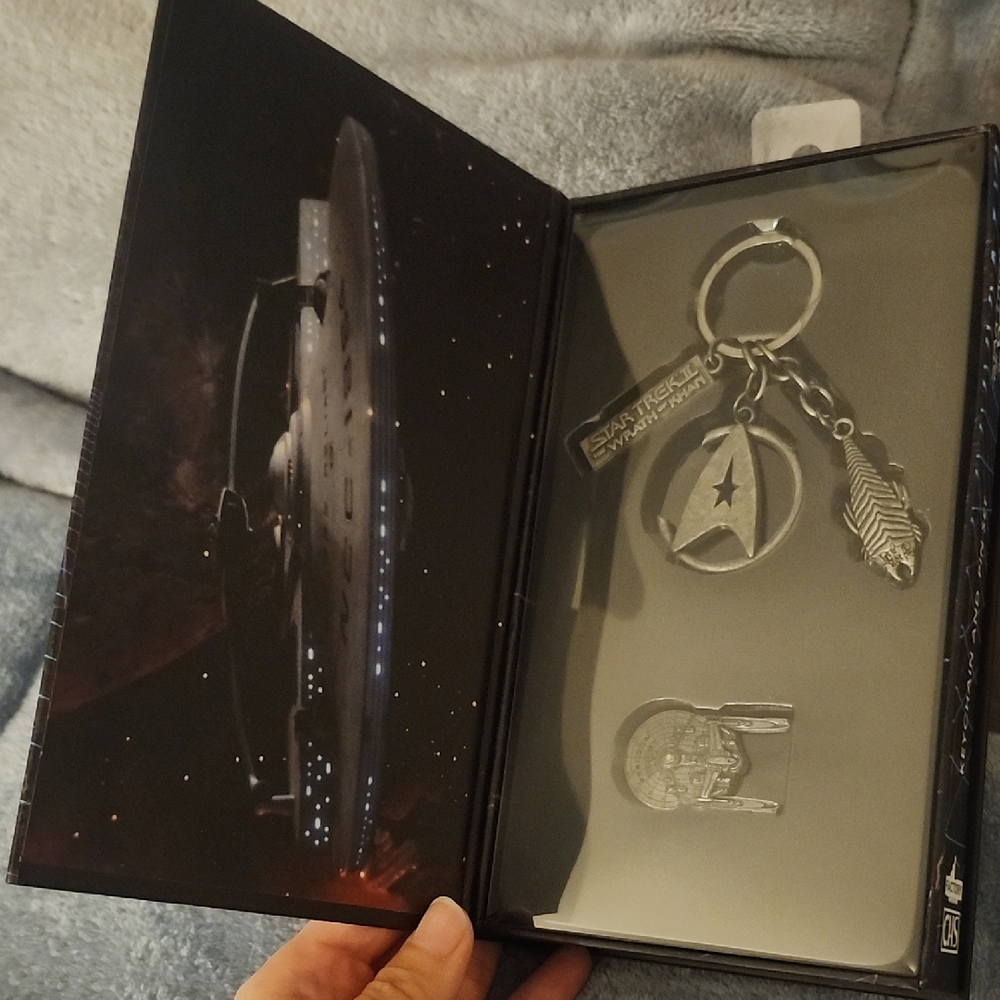NEW Star Trek Keychain and Pin Set